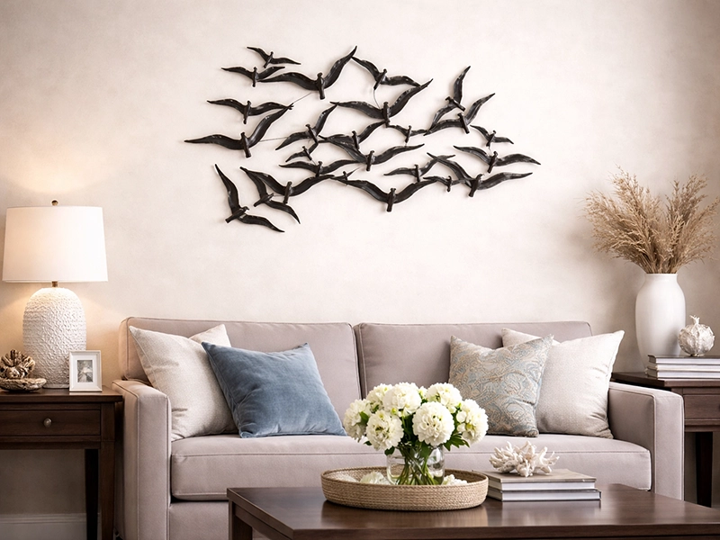 Декоративное настенное панно из металла над диваном в гостиной
