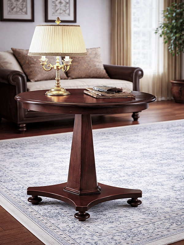 Классическая лампа с тканевым абажуром в интерьере