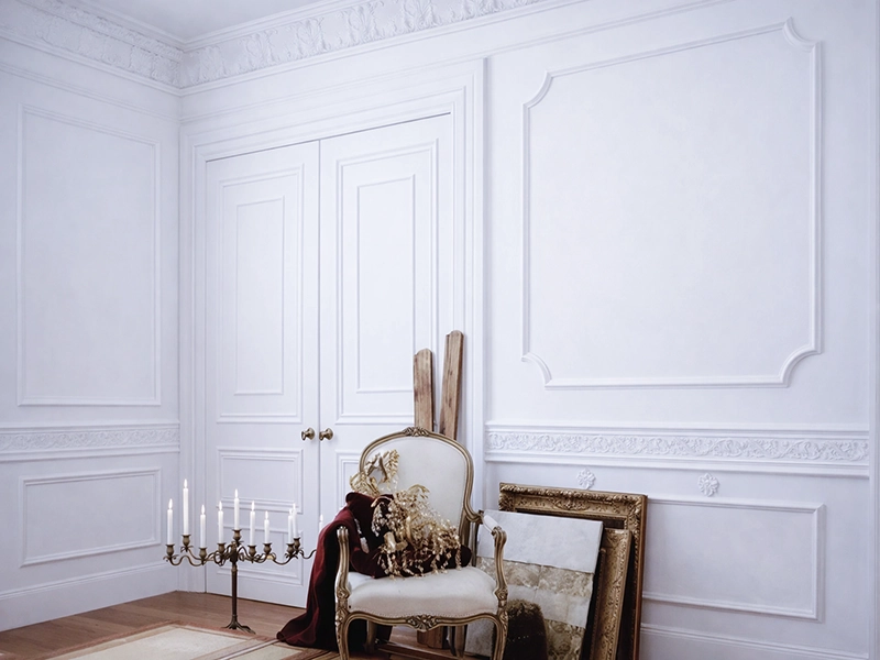 Потолочная лепная розетка белого цвета крупным планом