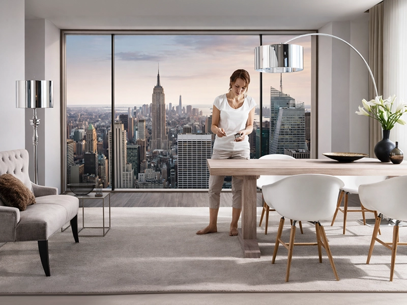 Имитация панорамного окна во всю стену с видом на ночной мегаполис с помощью фотообоев.