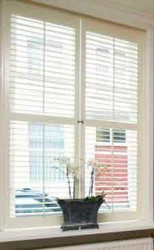 Где установить камин в гостиной с двумя окнами и какие подобрать портьеры?