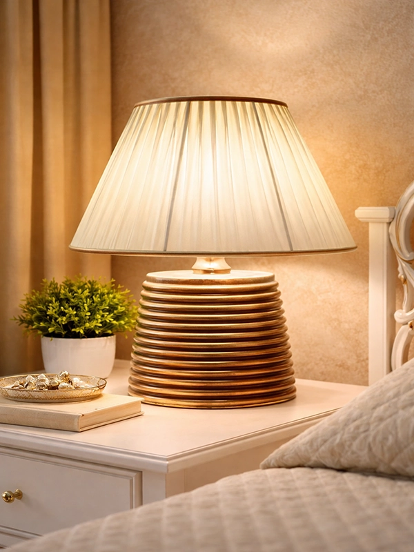 Кровать с валиковыми подушками и светлым текстилем