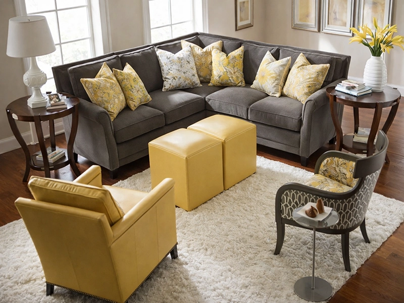 Элемент декора гостиной с серым креслом, высоким торшером и оранжевыми вставками в отделке стен и мебели.