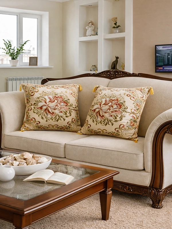 Текстильное оформление интерьера с использованием подушек бордовых и бежевых тонов на диване