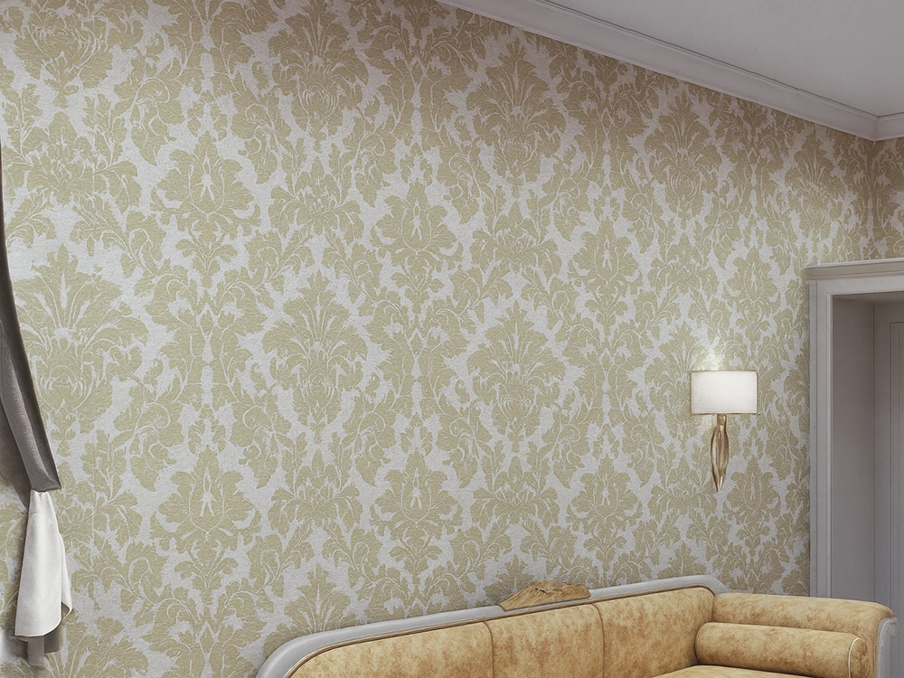 Образец светло-бежевых обоев с золотым узором и ткань для штор