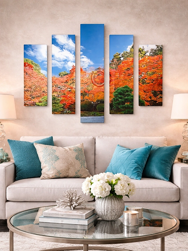 Светло-бежевая мебель и яркая картина в гостиной