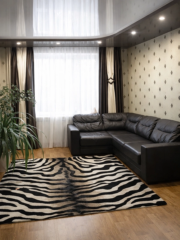 Темно-коричневая мебель и шторы в интерьере комнаты