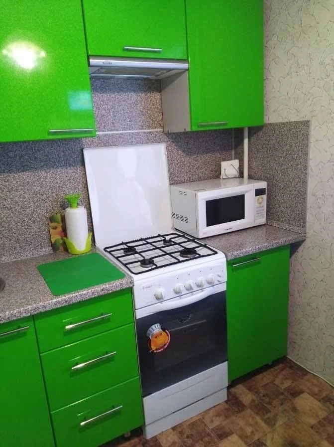 Подойдут ли под эту кухню оранжевые обои, стол и стулья?
