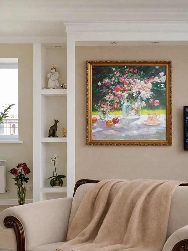 Настенное панно с изображением крупных цветов в бордовой гамме в светлом интерьере комнаты