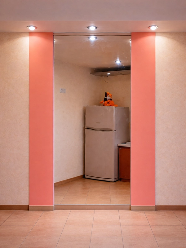 Зеркальное панно в раме на стене обеденной зоны кухни