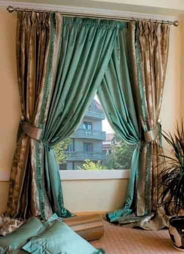 Где установить камин в гостиной с двумя окнами и какие подобрать портьеры?