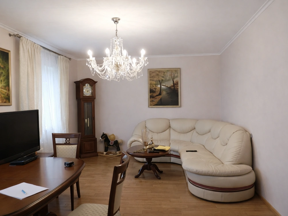 Одна люстра в комнате