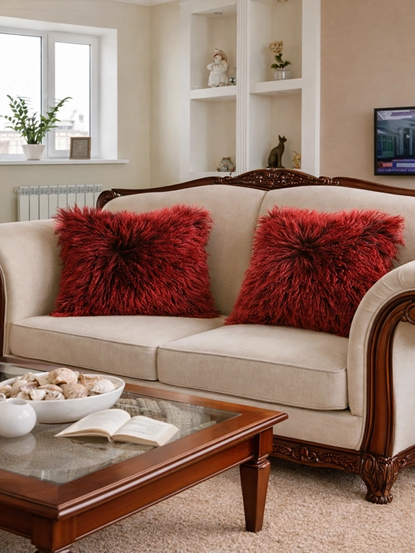 Акцентные подушки темно-бордового цвета на светлом диване в интерьере гостиной комнаты