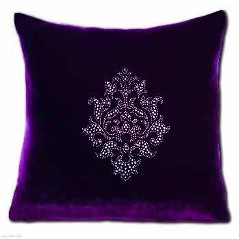 Какого цвета подобрать покрывало на кровать и настольные лампы?