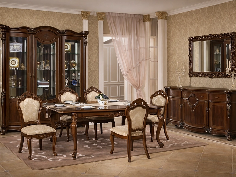 Образец светлых обоев с классическим золотистым дамасским узором