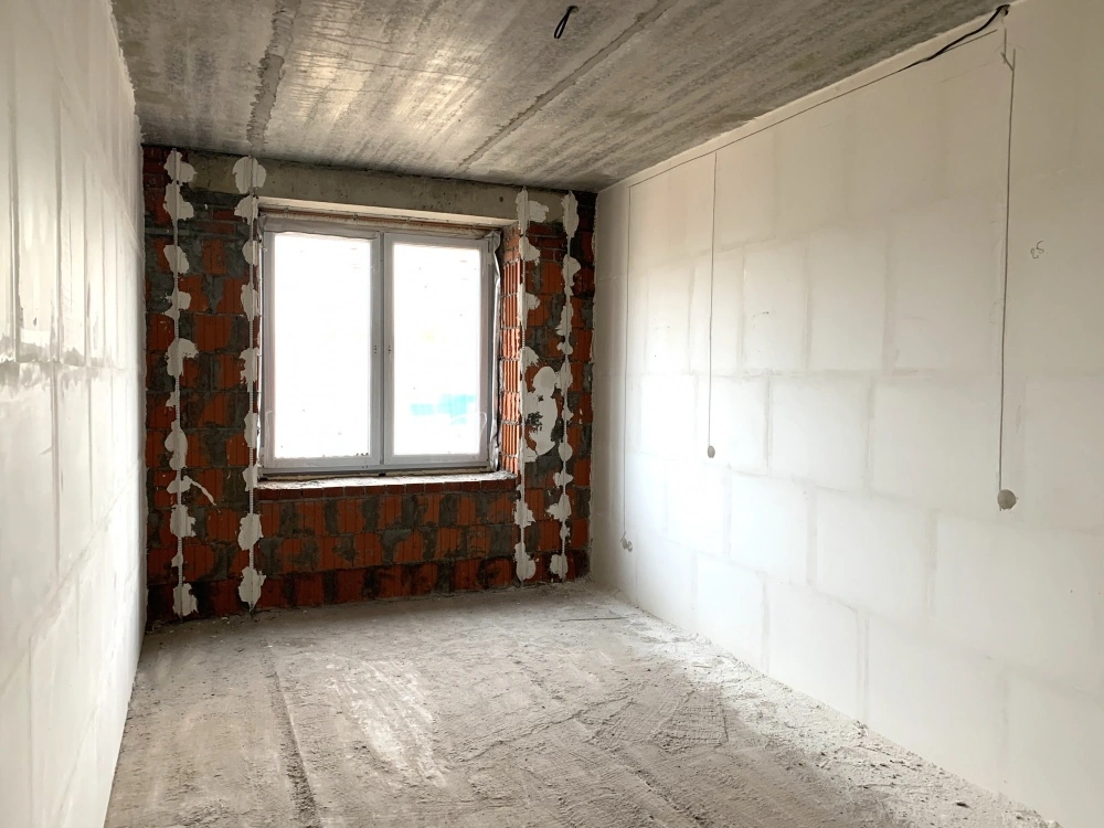 Фрагмент интерьера с белой стеной и дверью