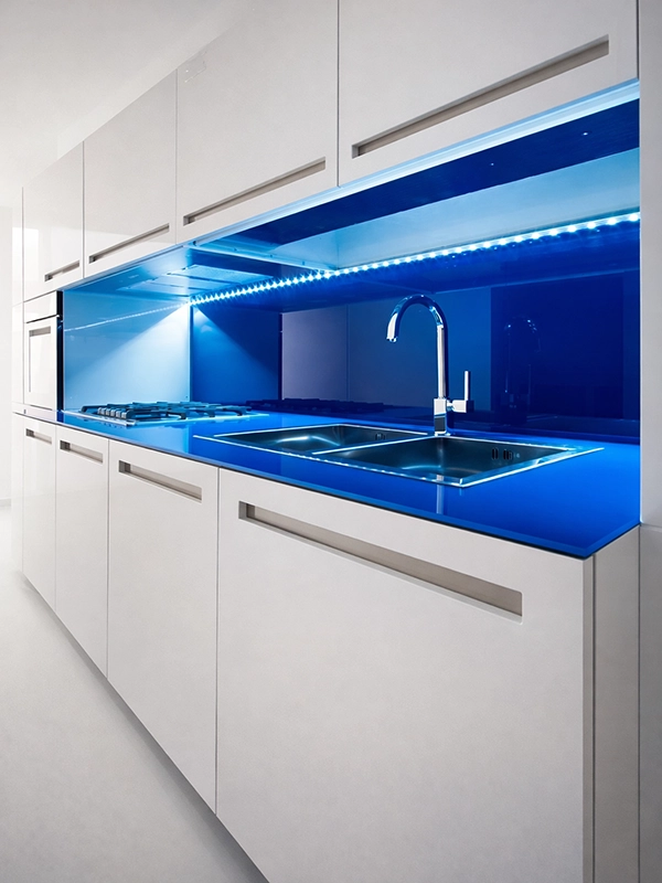 Светлые портьеры с подхватами в интерьере классической кухни