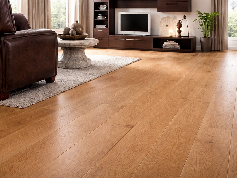 Светлый пол теплого оттенка в интерьере гостиной