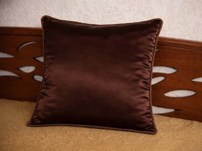 Использование оранжевых и красных оттенков в текстиле для придания яркости интерьеру детской