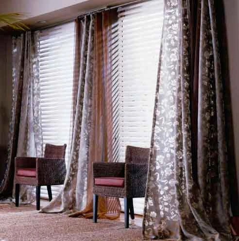 Где установить камин в гостиной с двумя окнами и какие подобрать портьеры?