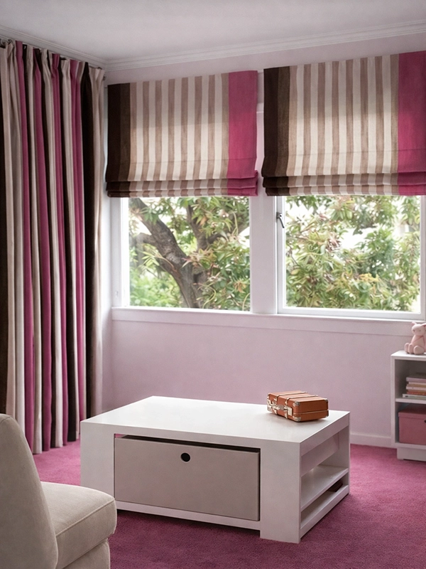 Стильный современный подвесной светильник с прозрачными стеклянными шарами и металлическим основанием.