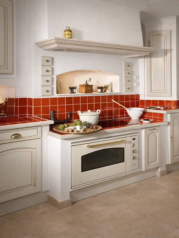 Белая глянцевая плитка с рельефной поверхностью