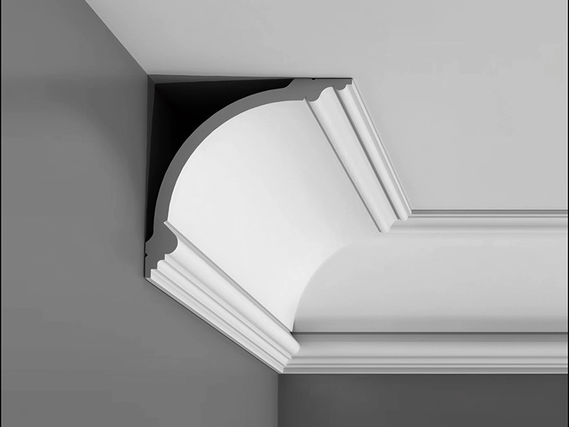 Широкий белый карниз для потолка с объемным растительным орнаментом