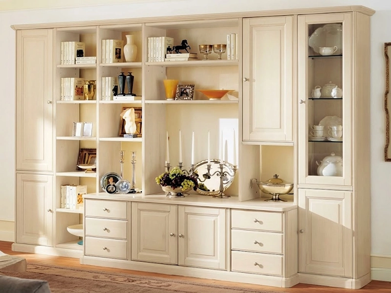 Темный деревянный комод с выдвижными ящиками и металлическими ручками