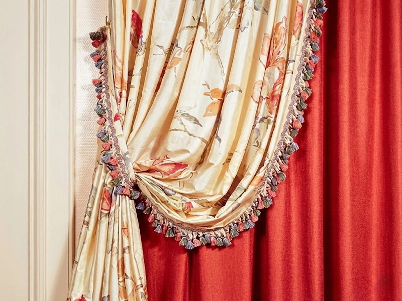 Портьеры из красной и бежевой ткани с цветочным узором на окне в гостиной
