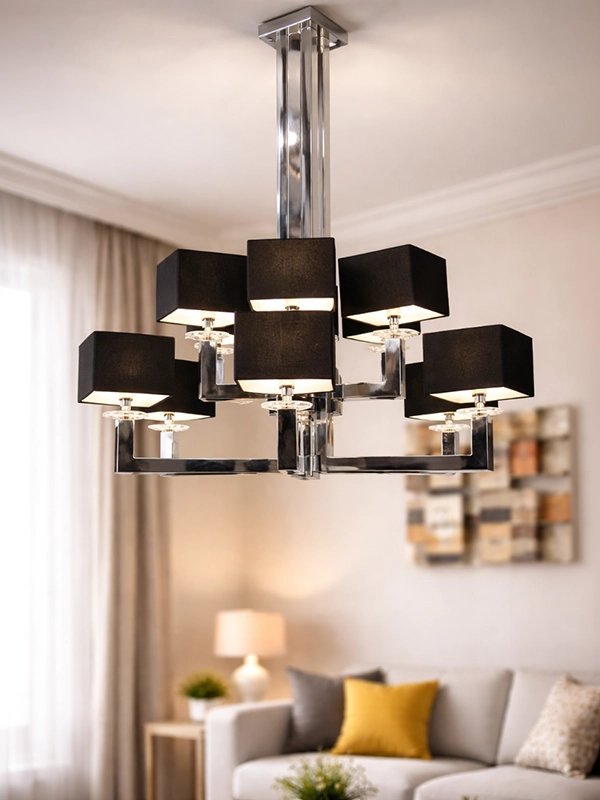 Потолочная люстра черного глянцевого цвета с множеством изогнутых рожков в классическом стиле интерьера