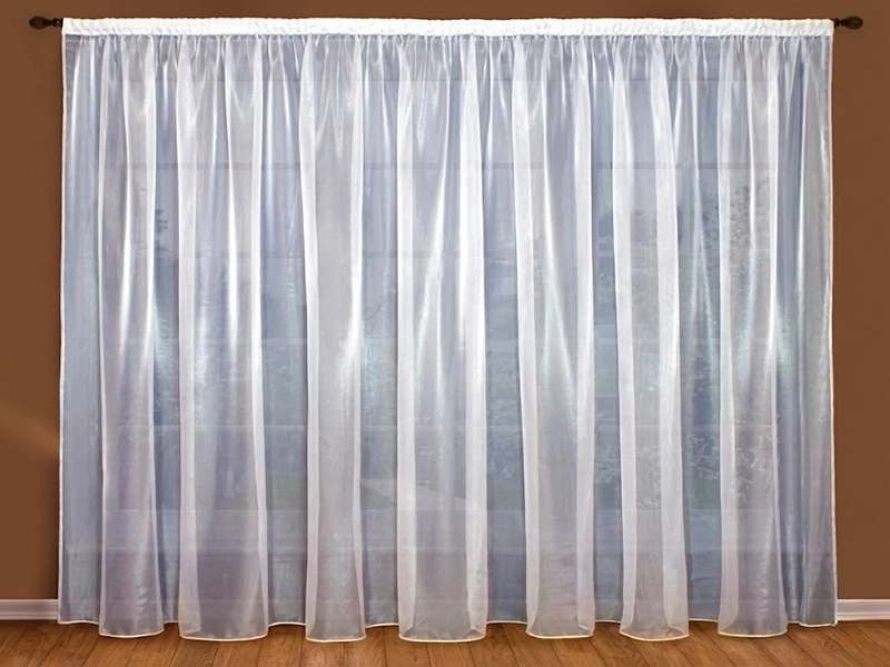 Декоративная кисть-подхват для штор в красно-бежевых тонах крупным планом