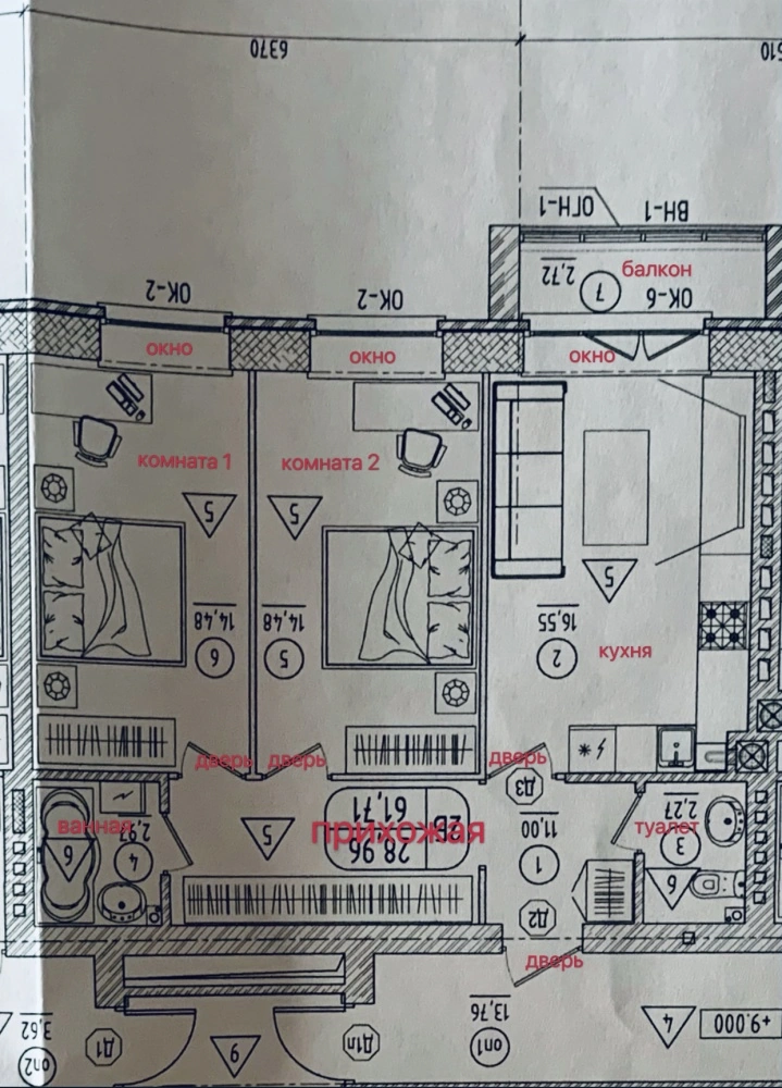 Светлый ламинат под дерево и белая дверь