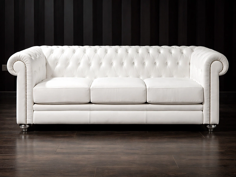 Светлый диван с декоративными подушками