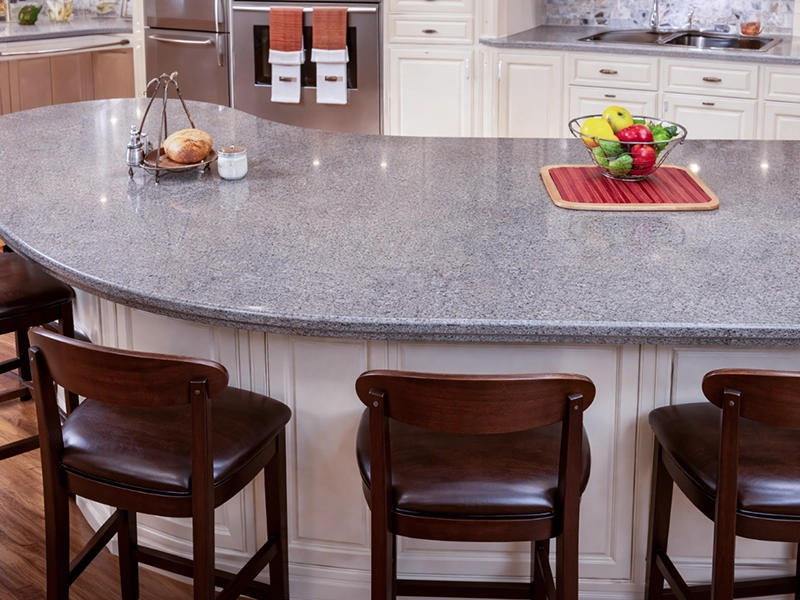 Текстура искусственного камня светло-серого цвета с мелкими вкраплениями для кухонной столешницы