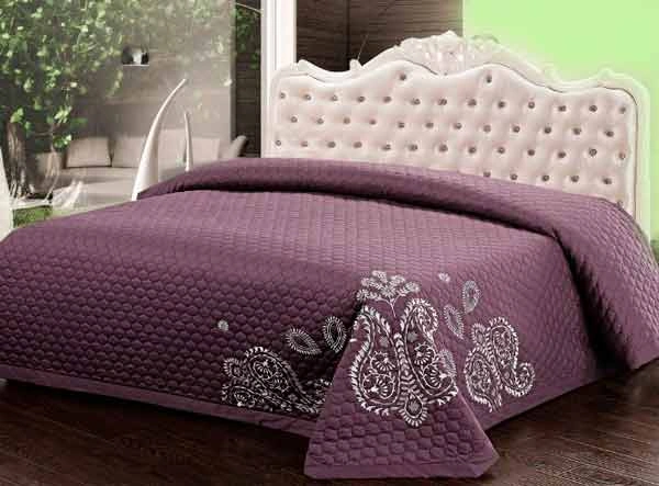 Какого цвета подобрать покрывало на кровать и настольные лампы?