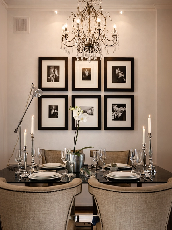 Акцентная стена на кухне кофейного цвета, украшенная множеством фотографий в рамках.