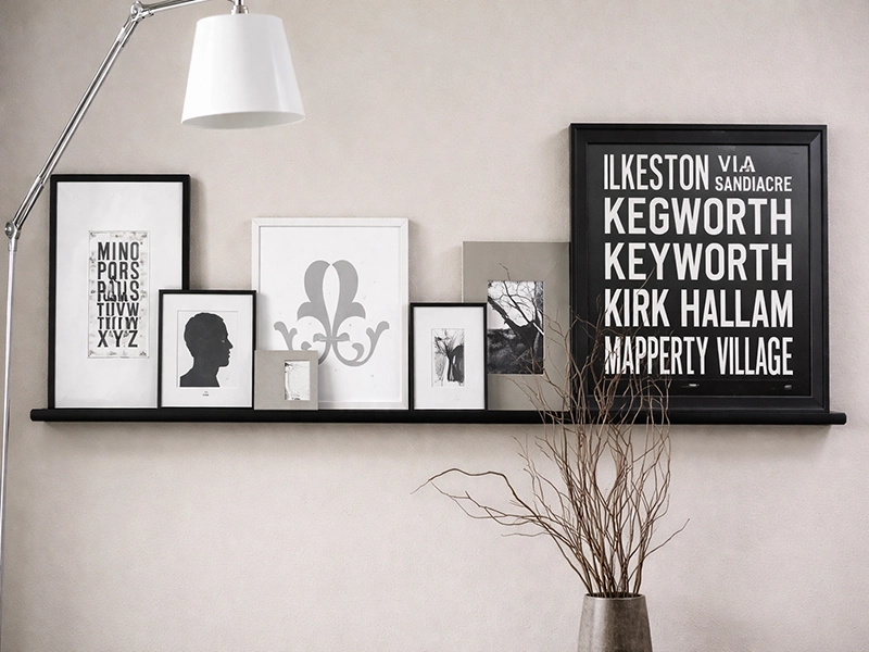 Гостиная с черно-белыми акцентами и светлыми стенами