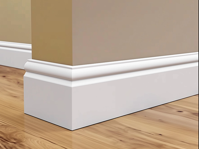 Узкий декоративный молдинг белого цвета с простым профилем для стен