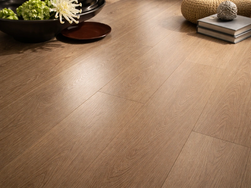 Напольная плитка под дерево светлого оттенка