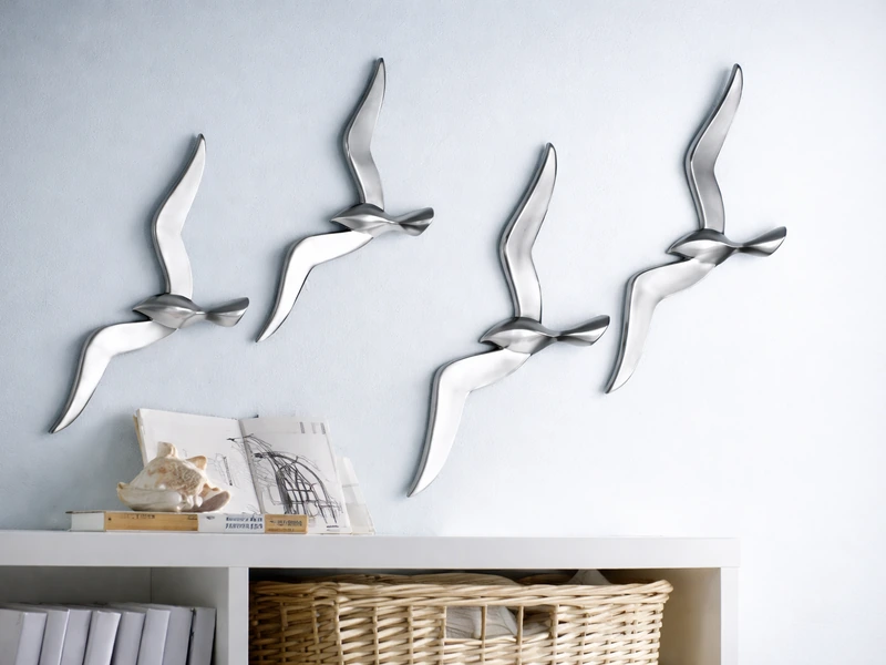 Вариант украшения стены в зоне ТВ предметами