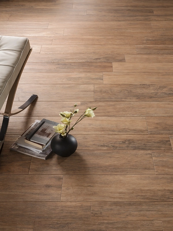 Вид на желтую кухню с деревянным столом и стульями