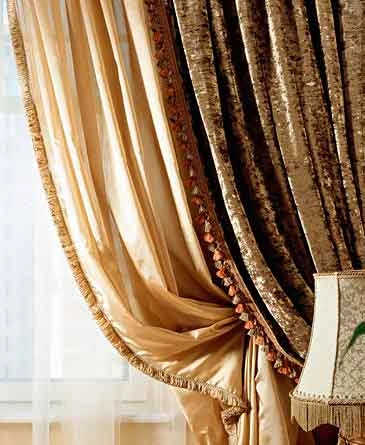 Где установить камин в гостиной с двумя окнами и какие подобрать портьеры?