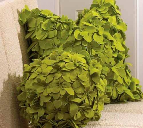 Какого цвета подобрать покрывало на кровать и настольные лампы?