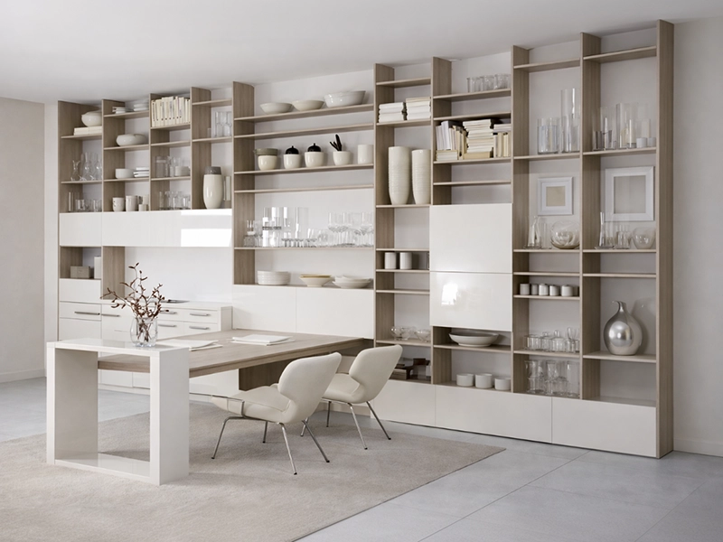 Узкий функциональный стеллаж с открытыми полками и посудой вдоль стены на кухне.